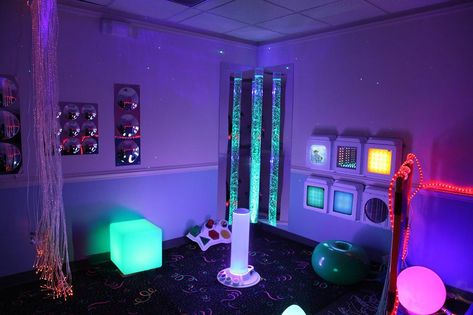 Daycare Sensory Room, Sensory Friendly Bedroom, Sensory Nook, Adult Sensory Room, Therapeutic Classroom, Sensory Objects, Snoezelen Room, Sensory Kids Room, Sensory Room Ideas