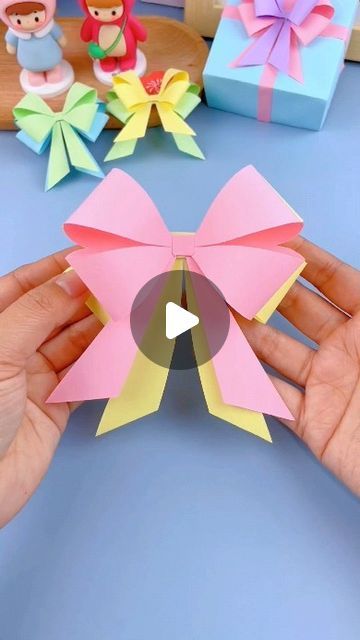 Bow Making With Paper, How To Make Paper Bows Simple, Bow Paper Craft, How To Make Paper Bows, How To Make A Bow With Paper, Paper Bows Diy Easy, Bow With Paper, Gift Wrapping Ideas For Kids, Paper Bows Diy