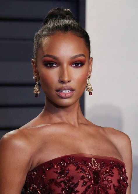 23 Red Dress Makeup Ideas Hairstyling Tips for Perfect Look Red Make Up Looks On Black Women, Make Up Looks For Red Dress, Make Up On Black Women, Make Up Black Women, Jasmin Tookes, Celebrity Makeup Looks, Classy Hairstyles, Red Dress Makeup, Soft Glam Makeup