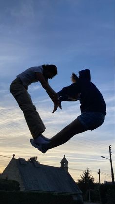 People Tripping And Falling, Two People Poses For Pictures, Aesthetic Trampoline Pictures, Cute Outfits To Wear To A Trampoline Park, Two Friends Photo Ideas, Friend Photoshoot Ideas Two, Fun Bestie Pictures, Cute Photos To Recreate With Your Bestie, Trampoline Park Photo Ideas