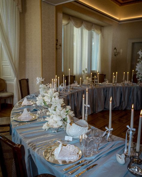 Donut-shaped table with a modern touch to the “80s theme” with many iconic symbols and elements like swans, bows, satin 80s Theme Wedding, 80s Wedding, Unique Floral Arrangements, Wedding Moodboard, 80s Theme, Floral Wedding Decorations, Iconic Symbols, Beautiful Centerpieces, Floral Decoration