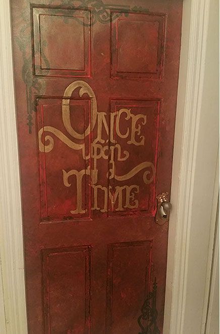 Disney Rooms Aesthetic, Disney Light Switch Covers, Peter Pan Home Decor, Plain White Room, Faerie Room, Goth Farmhouse, Cinderella Room, Library Corner, Casa Disney