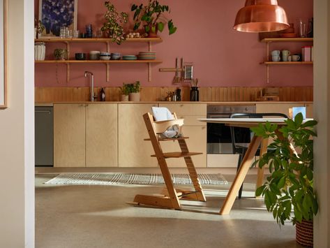 Tripp Trapp Stuhl: Der Klassiker von Peter Opsvik für Stokke wird 50 | AD Magazin Tripp Trapp, Baby Set, Architectural Digest, Standing Desk, Limited Edition, Desk, Shelves, Furniture, Home Decor