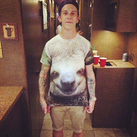 I just thought that you would like a picture of Justin Hills wearing a sloth. Sleeping With Sirens, Justin Hills, Like Bryan, Jaime Preciado, Sloth Shirt, Funny P, A Sloth, Kellin Quinn, Johnnie Guilbert