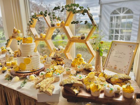 Bee Themed Grazing Table, Honey Theme Desserts, Honey Bee Dessert Table, Bee Birthday Party Food, Bee Themed Centerpieces, Honey Bridal Shower Theme, Food Gender Reveal Ideas, Bee Table Decorations, Bee Dessert Table