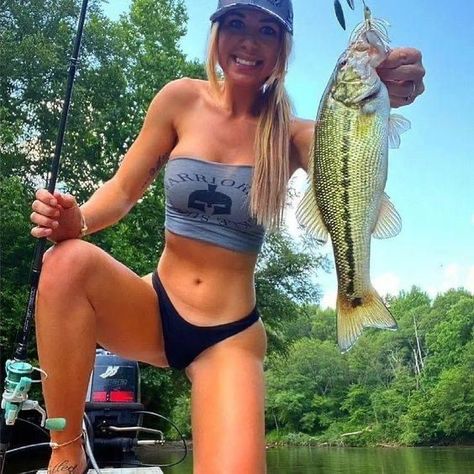 Bow Hunting Women, Cheerleading Picture Poses, Female Angler, Saltwater Fishing Gear, Pretty Swimwear, Kayak Fishing Gear, Fishing Photos, Fishing Photography, Fishing Pictures