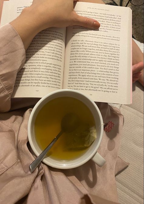 Hot Tea Before Bed, Tea Before Bed Aesthetic, Camomile Tea Aesthetic, Bedtime Reading Aesthetic, Cozy Evening At Home, Tea Book Aesthetic, Tea Night Time, Self Care Night Aesthetic, Night Time Routine Aesthetic