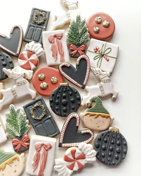 BasicWhiteBatchCookieCo on Instagram: "Have yourself a Merry little Christmas. I had to do a set with lots of black. It's been on my mind for years! . . . . #christmascookies #elfcookies #christmas #prettycookies #decoratedsugarcookies" Goth Christmas Cookies, Custom Christmas Cookies, Christmas Mini Cookies, Cookie Sets, Christmas Decorated Cookies, Iced Christmas Cookies, Xmas Cookies Recipes, Holiday Cookies Decorated, Elf Cookies