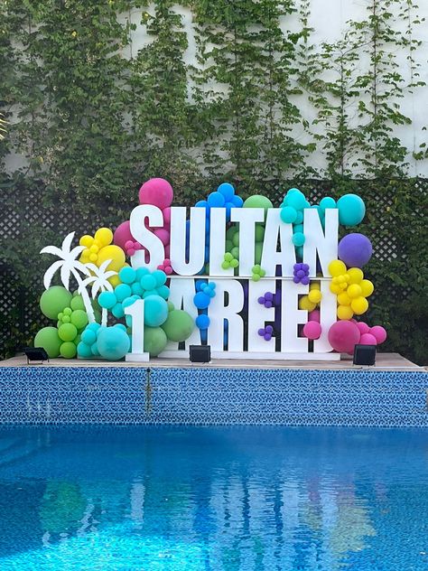 Swimming Pool Party Ideas Decor, Balloons Backdrop, School Function, Tropical Party Decorations, Bridal Shower Balloons, Foam Party, Party Swimming Pool, Pool Party Decorations, Luau Theme