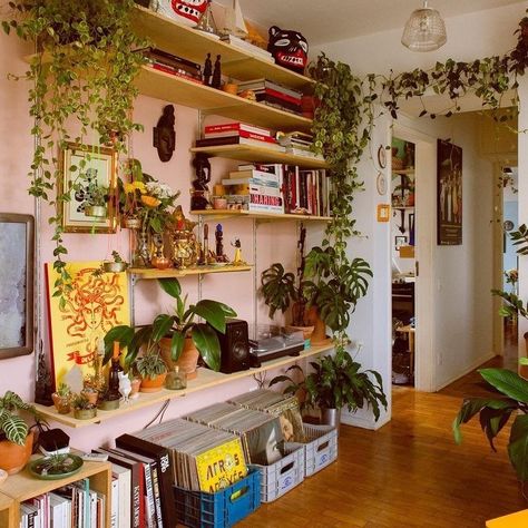 Lots Of Plants, Hippy Room, Deco Studio, Retro Room, Indie Room Decor, Dekorasi Kamar Tidur, Indie Room, Redecorate Bedroom, Aesthetic Rooms