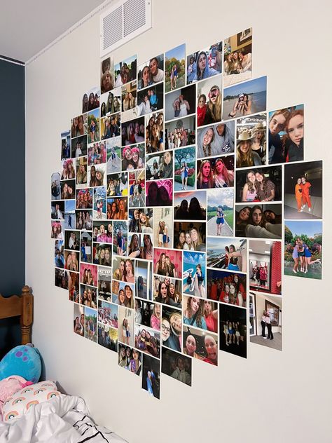 How To Put Photos On Wall, College Dorm Room Photo Wall, Picture Wall Ideas Friends, Photo Wall Teenage Room, Room Ideas With Pictures On Wall, Room Ideas Photos Wall, Photos Decoration Wall, Memory Photo Wall, Cute Photo Wall Bedroom Ideas