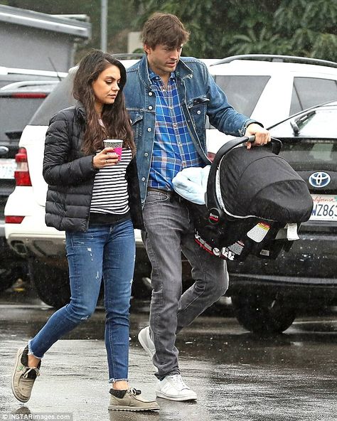 Mila Kunis Ashton Kutcher, Couple Streetwear, Mila Kunis Style, Capricorn Love, Fit Mama, Ashton Kutcher, Taurus Zodiac Facts, Mila Kunis, Winter Fashion Outfits Casual