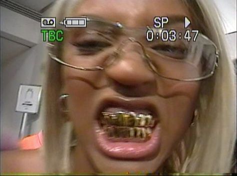 Sunglasses For Your Face Shape, Grillz Teeth, Look 80s, Tooth Gem, Badass Aesthetic, Come Undone, Mode Inspo, Grunge Hair, Black Culture