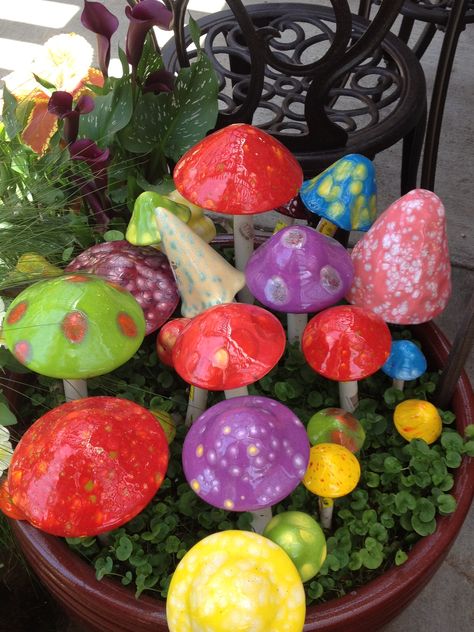 Easy DIY Garden Projects You Can Start Now Yard Mushrooms Diy, Easy Diy Yard Decor, Diy Garden Mushroom Decor, Diy Mushroom Garden Decor, Concrete Mushrooms Diy, Concrete Garden Mushrooms, Yard Art Diy Garden Projects, Diy Garden Mushrooms, Garden Ornaments Diy