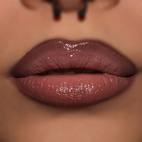 Purple Lip Liner Combo, Lip Liner And Gloss Combo Latina, Lip Inspo Make Up, Brown Glossy Lips, Makeup Ideas Lips, Two Toned Lips, Y2k Lips, Lip Liner And Gloss Combo, Lip Gloss Looks