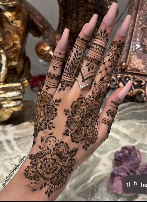 Indian Henna Designs, Henna Designs Back, Henne Tattoo, Henna Flower Designs, Cute Henna Designs, Henna Style Tattoos, Henna Designs Wrist, Pretty Henna, Henna Nails