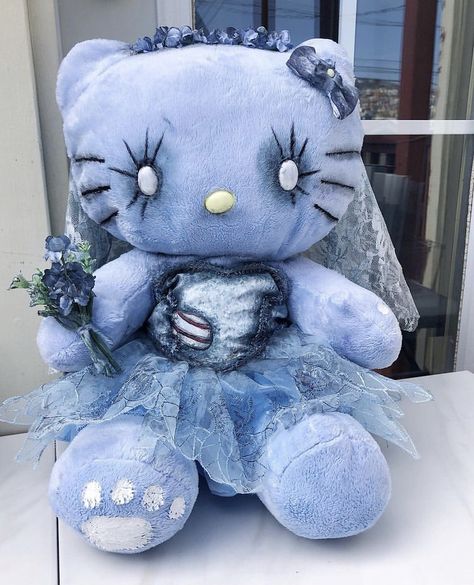 artoftravesuras on instagram if want it (: Cute Hello Kitty Plushies, Creepy Hello Kitty Aesthetic, Corpse Bride Accessories, Corpse Bride Diy Decor, Tim Burton Room Decor, Creepy Cute Dolls, Kuromi Gifts, Hello Kitty Plush Aesthetic, Things I Want For My Birthday