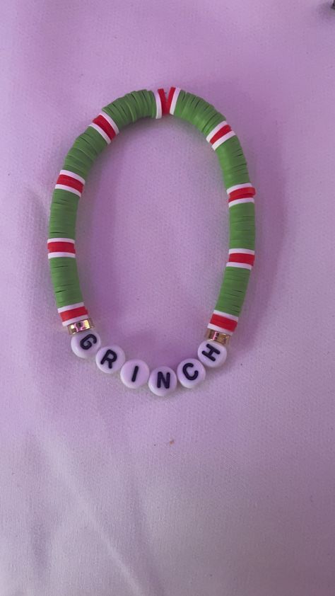 Cute Bracelet Ideas Aesthetic, Christmas Braclets Ideas Clay Beads, Preppy Xmas Bracelets, Handmade Christmas Bracelets, Xmas Bracelets Clay Beads, Grinch Clay Bead Bracelet, Beaded Best Friend Bracelets, Xmas Clay Bead Bracelet, Christmas Clay Bracelet Ideas