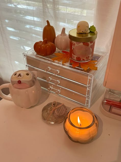 Fall Vanity Decor, Simple Fall Room Decor, Room Fall Decor, Aesthetic Fall Room Decor, Autumn Room Ideas, Fall Room Decor Ideas, Halloween Room Decor Aesthetic, Cozy Fall Room, Fall Room Decor Aesthetic