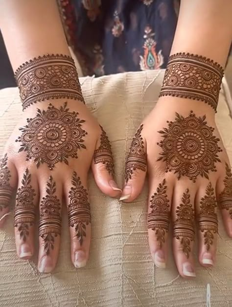 Mehandi Designs Inside Hand, Henna Inside Hand, Henna Main, Mehndi Nails, Mendhi Tattoo, Palm Henna Designs, Wedding Henna Designs, Eid Henna Designs, Henna Designs Back