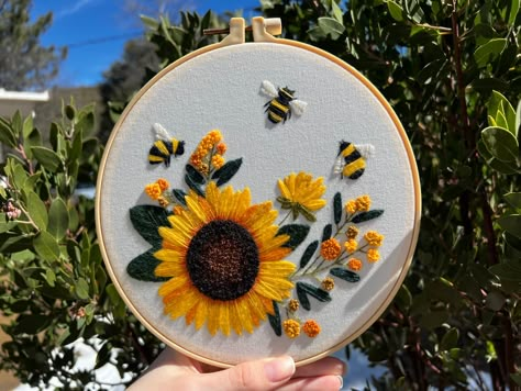 Sunflower Embroidery Designs, Sunflower Hand Embroidery, Diy Cards For Boyfriend, Embroidery Jeans Diy, Christmas Chicken, Embroidery Hoop Art Diy, Clothes Embroidery Diy, Diy Rock Art, Handmade Tote Bag