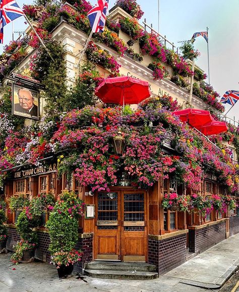 Store Front Windows, Uk Pub, London Bucket List, Pre Wedding Shoot Ideas, British Pub, Cottage Life, Nothing But Flowers, Winston Churchill, Porch Patio