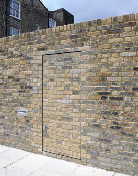 This not-so-secret door is one way to deal with a lot that borders directly on a public sidewalk – while not concealed per se, it does blend beautifully into the background, while the rest of the brick wall provides privacy. Brick Detail Architecture, Hidden Doorway, Brick Door, Emergency Exit Door, Brick Detail Facade, Undulating Brick Facade, Brick Relief Facade, Hidden House, Mail Slot