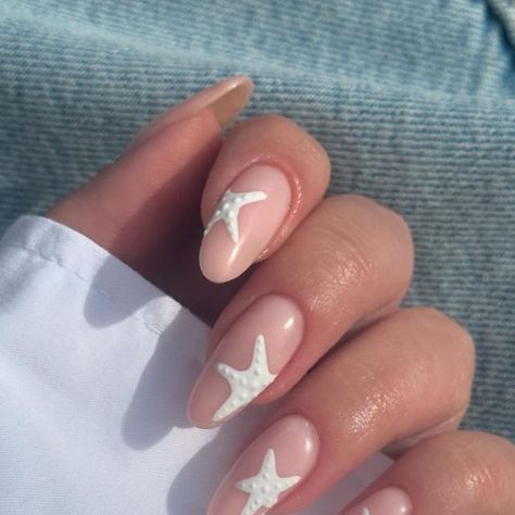 Holiday Nails Biab, White Nails With Designs 2024, Almond Minimalist Nails, Almond Biab Nails, Holiday Biab Nails, Super Simple Nails, Simple Cute Nail Ideas, Neutral Nails With Design, Nail Painting Ideas