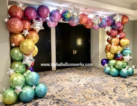 Top Hat Balloon WerksさんはInstagramを利用しています:「#tophatballoonwerks #ombreorbz #guidinghands #organicballoondesign #organicballoons #balloons #balloondecor」 Latex Free Balloon Arch, Foil Balloon Garland, Mylar Balloon Arch, Ballon Decoration, Balloon Inspiration, Christmas Balloon Decorations, Prom Themes, Rainbow Parties, Prom Decor