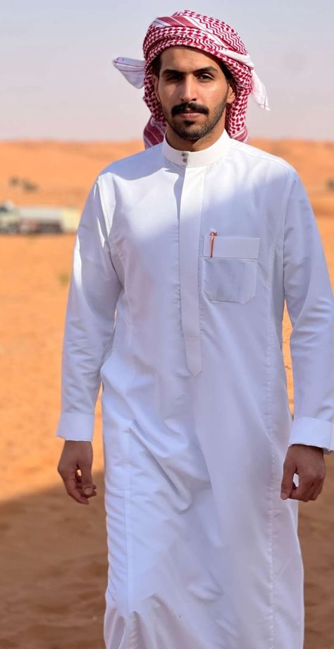 Jhubba Designs For Men Dubai, Jubbah Men Fashion, Thobes Men Arab, Dubai Men Outfit, Kanzu Wear, Arab Outfit, Jubbah Men, Thobes Men, Muslim Men Clothing