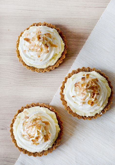 Mini Coconut Desserts, Coconut Cream Pie Mini Tarts, Coconut Cream Pie Mini, Mini Coconut Pies, Coconut Cream Tart, Mini Coconut Cream Pies, Pie Competition, Sugar Cream Pie Recipe, Coconut Creme Pie