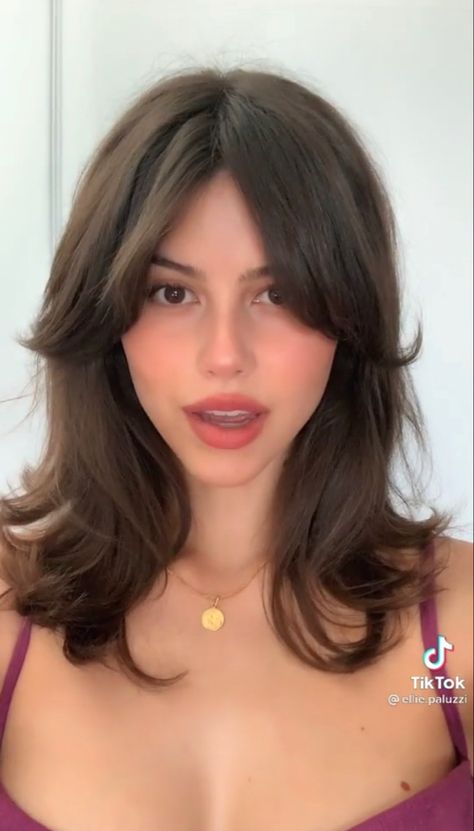 Mid Length Hair Feathered, Classy Shoulder Length Haircut, Short Current Bangs, Haircuts For Square Faces Short, Medium Length Haircut With Layers Wavy Hair, Short Hair With Layers And Bangs Fringes, 60s Medium Length Hairstyles, Short Hair With Layers Aesthetic, 90s Curtain Bangs Medium Hair