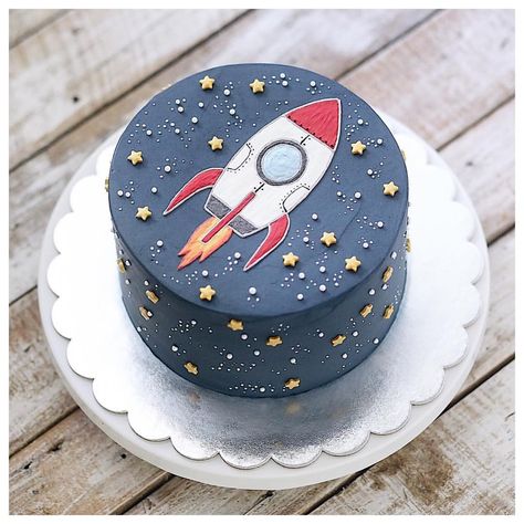 The sky full of stars ✨✨ Minimal Cake, Rocket Cake, Planet Cake, Cake Designs For Kids, 4th Birthday Cakes, Kids Birthday Party Decoration, Funny Birthday Cakes, Cake Shapes, Party Catering