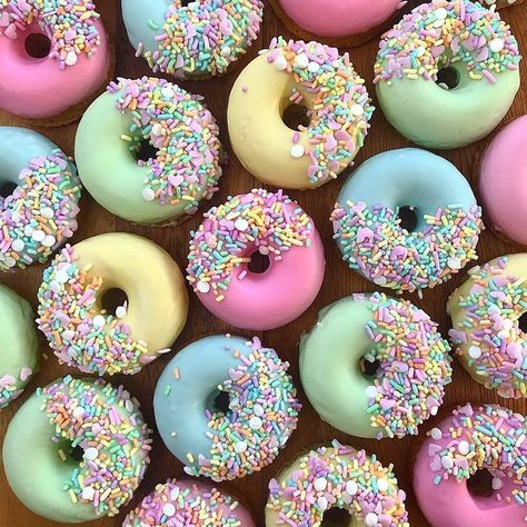 Cupcakes For Easter, National Doughnut Day, Donut Decorating Ideas, Fancy Donuts, Bday Themes, Rainbow Donut, Food Business Ideas, Colorful Donuts, Donut Decorations