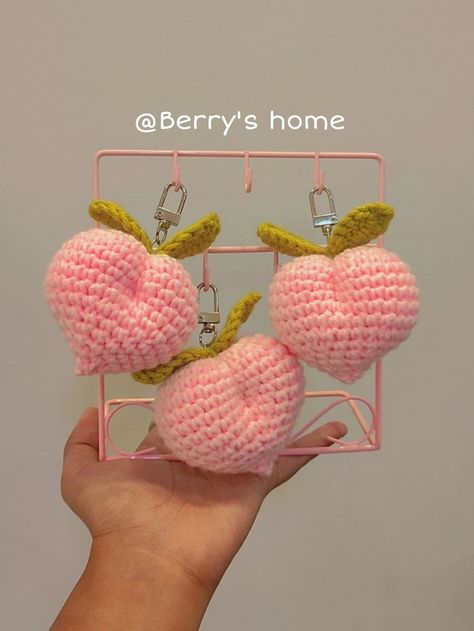 Couture, Peach Crochet Keychain, Fruit Crochet Keychain, Crochet Peach Pattern Free, Crochet Projects Keychain, Crochet Ideas Keychain, Crochet Charms Key Chains, Bookmark Crochet Pattern Free, Peach Crochet Pattern