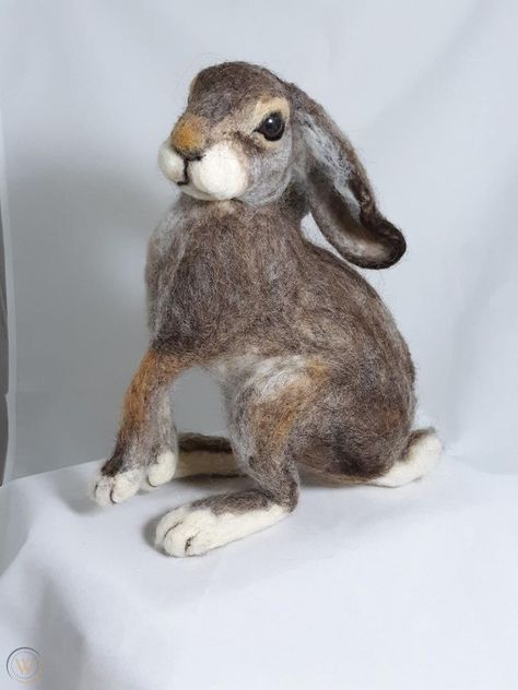 Easter Hare, Diy Wool Felt, Felted Rabbit, Easter Pottery, Hare Rabbit, Winter Diy Crafts, Needle Felting Diy, Needle Felting Projects, Felted Animals