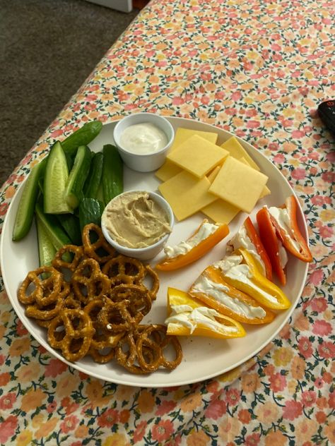 Sliced cucumbers, Bell peppers with cream cheese, Gouda cheese and pretzels with hummus and ranch for dipping :) Healthy Lunch Snacks, Easy Healthy Meal Prep, Makanan Diet, Healthy Food Dishes, Healthy Food Motivation, Healthy Lifestyle Food, Snack Plate, Healthy Food Choices, Lunch Snacks