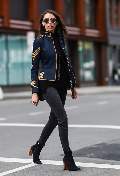 Military Jacket Outfit, Military Jacket Outfits, Trendy Street Style Outfits, Military Inspired Fashion, Fashion Week Inspiration, Military Inspired Jacket, New York Fashion Week Street Style, Nyfw Street Style, Trendy Street Style