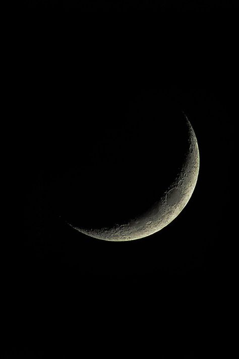 Crescent Moon Artemis Altar, Moon Photo, Wallpaper Samsung, Moon Photos, Space Artwork, Moon Photography, Black Moon, Wallpaper Space, Trendy Wallpaper