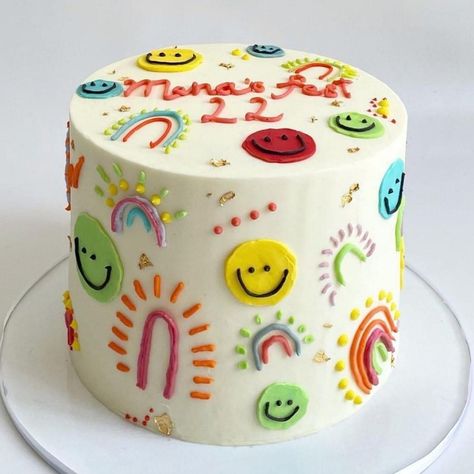 Fun Cake Designs Simple, Smiley Cake Ideas, Smiley Face Birthday Party Cake, Trendy Cakes 2022 Birthday, Doodle Cake Birthday, Doodle Birthday Cake, Good Vibes Cake, Smiley Face Smash Cake, Smiley Birthday Cake