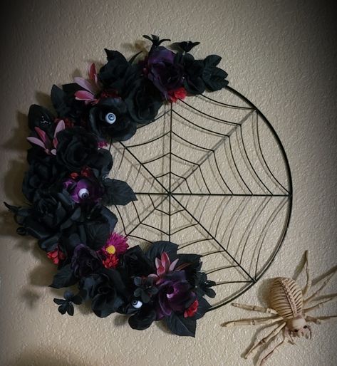 Spiderweb Wreath Diy, Diy Spider Decoration, Spider Web Wreath Diy, Spiderweb Wreath, Diy Spider Web, Hula Hoop Spider Web, Fox Wreath Diy, Diy Spider Decorations, Spider Wreath Diy