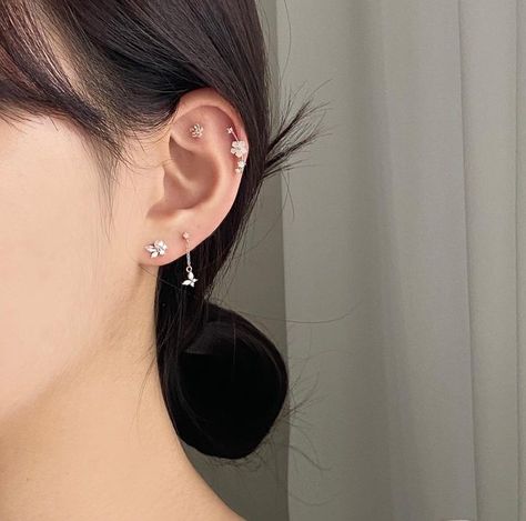 Aesthetic Helix Piercing, Piercings Ear Silver, Triple Earring Combinations, Korean Piercings, Ear Piercings Korean, Korean Ear Piercing, Kpop Ear Piercings, Piercings For Small Ears, Korean Earrings Aesthetic