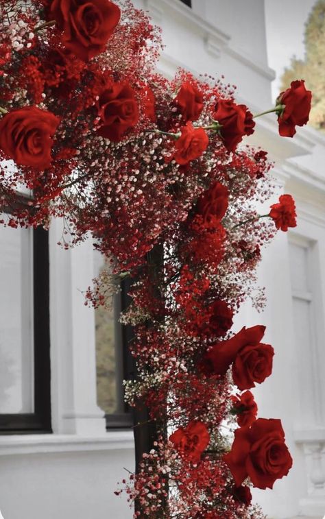 Red Wedding Arch, Babies Breath Wedding, Red Roses Centerpieces, Rose Wedding Theme, Red Wedding Decorations, Red Wedding Theme, Red Rose Wedding, Rose Centerpieces, Babies Breath