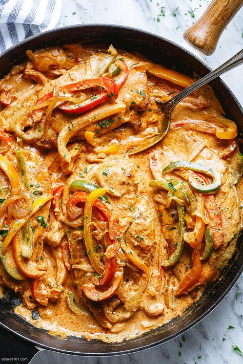 Creamy Chicken Fajita Skillet Recipe - #chicken #fajita #eatwell101 - This creamy fajita chicken skillet is the perfect quick weeknight dinner. - #recipe by #eatwell101 Fajita Skillet, Fajita Sauce, Keto Skillet, Pan Keto, Fajita Spices, Fajita Chicken, Ip Recipes, Clean Keto, Chicken Fajita Recipe