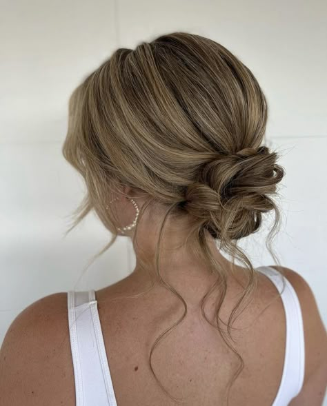 Loose Updo For Short Hair, Bridal Party Updos Bridesmaids, Wedding Updos For Medium Hair Bridesmaid, Elegant Up Do, Wispy Bun, Formal Hair Bun, Hairup Hairstyle, Semi Formal Hairstyles, Wedding Hairstyles Bridesmaid