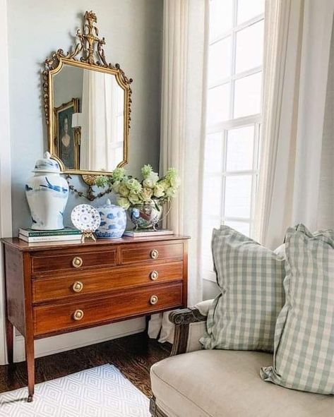 Homey Traditional Living Room, Grande Millenial Style, Upscale Cottage Interior Design, Traditional Spring Decor, Grandmillenial Style Gallery Wall, Grandmillenial Embroidery, Grandmillineal Kitchen, Side Tables Bedroom Decor Aesthetic, Southern Living Interior Design