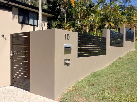 Fence Paint Colours, Pagar Modern, Perimeter Wall, Tor Design, Modern Fence Design, House Fence Design, Side Gates, Gate Designs, Driveway Entrance