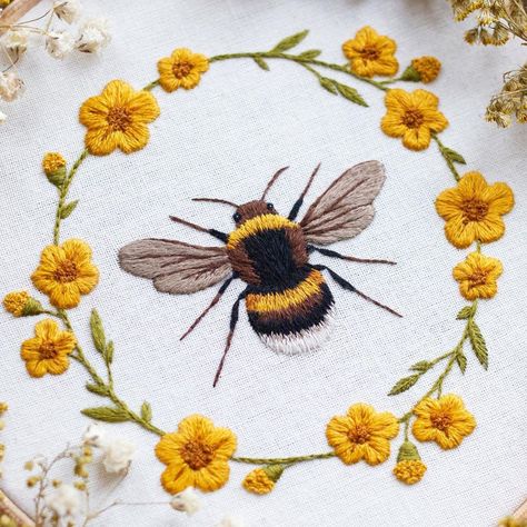 Surprise! This sweet bee embroidery tutorial is now available to download in my Etsy shop 🐝✨This pattern is one of my quickest patterns… Bee Embroidery, Hand Embroidery Kit, Embroidery Patterns Vintage, Thread Painting, Hand Embroidery Pattern, 자수 디자인, Hand Embroidery Art, Embroidery Hoop Art, Vintage Embroidery