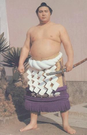 Taihō Kōki was the 48th Yokozuna in the Japanese sport of sumo wrestling. He is generally regarded as the greatest sumo wrestler of the post-war period. Sumo Pose, Sumo Character Design, Sumo Reference, Sumo Aesthetic, Space Demon, Women Sumo, Female Sumo Wrestler, Zelda Au, Demon Design