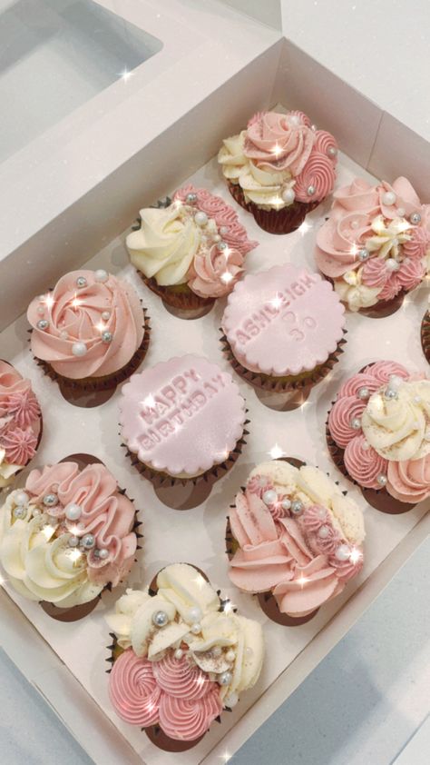 Aesthetic Birthday Cupcakes Ideas, Cute Cupcakes Birthday, Cute Cupcakes Aesthetic Pink, Cup Cake Ideas Girl, Birthday Cupcakes Aesthetic Pink, Birthday Cupcakes Ideas Aesthetic, 12 Cupcakes Design, 19th Birthday Cupcakes Ideas, Cupcake Asthetic Picture